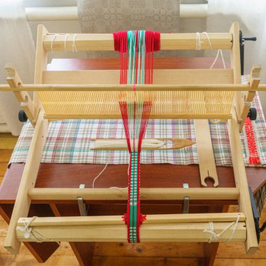 Eski dokuma tezgahının yakın görüntüsü. El yapımı ve geleneksel konsept. Halk arkaplanı.