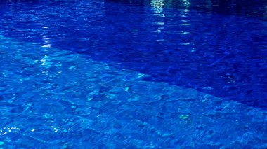 Klasik mavi havuz suyu. Moda rengi 2020. Klasik mavi arka plan. Metin için boşluk.