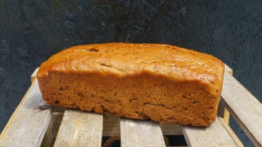 Siyah arka planda glütensiz tam tahıllı çavdar ekmeği. Sağlıklı gıda konsepti.