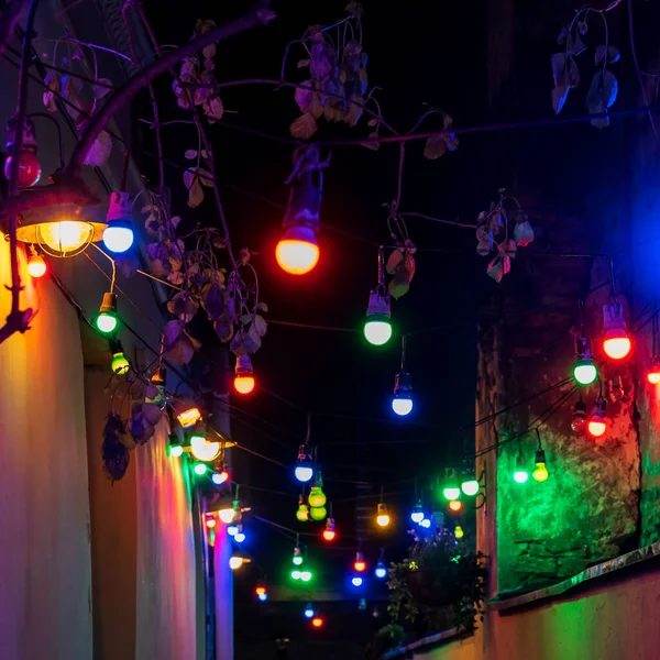 Çok renkli ampuller bayram havası yaratır. Doğum günü, yıldönümü, düğün, yeni yıl arifesi veya Noel için soyut bir özgeçmiş