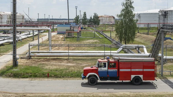 Ciężarówka Strażacka Fabryce Przemysłowej Duży Czerwony Pojazd Ratowniczy Rafinerii Chemicznej — Zdjęcie stockowe