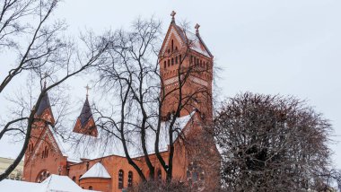 St. Simon Katolik Kilisesi ve St. Helena, Kızıl Kilise, Minsk 'teki Independence Meydanı' nda kışın. Tapma ve miras kavramları.