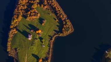 Gölde bir yarımada. Yarımadadaki eski kilisenin binası. Resimli bir manzara. Üst görünüm.