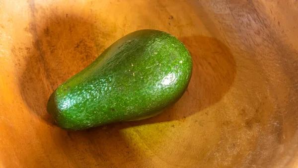Ahşap Bir Kasede Yeşil Pürüzsüz Bir Avokado Mutfak Için Tüm — Stok fotoğraf