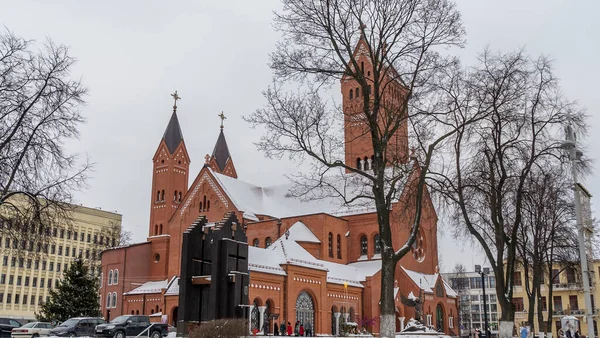 冬にミンスクの独立広場にある聖シモンと聖ヘレナのカトリック教会 信仰と伝統の概念 — ストック写真