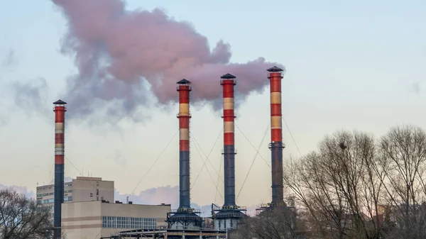 Csöveket Szívnak Gyárakból Naplemente Égboltja Ellen Közelkép Füstölgő Gyárkéményről Ökológiai — Stock Fotó