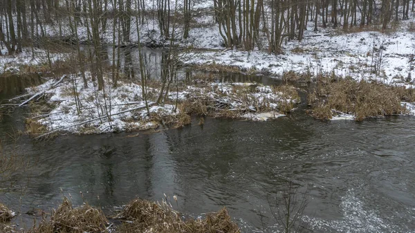 Ένα Μικρό Ποτάμι Χειμερινό Τοπίο Χειμερινό Τοπίο Μικρό Ποταμό Δέντρα — Φωτογραφία Αρχείου