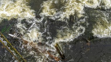 Soğuk bir nehirde kaynar su. Soyut arkaplan. Mesaj için yer var. Doğa kavramları.