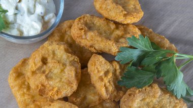 Krema soslu tavuk külçeleri ve parşömen üzerinde maydanoz. Çocuklar için nefis Amerikan yemeği, ev yapımı öğle yemeği. Fast food kavramları.