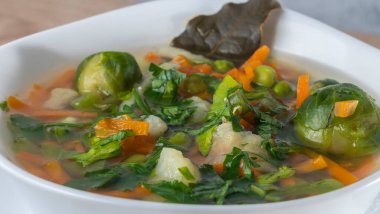 Yeşil fasulye, bezelye, havuç, patates, kırmızı dolma biber, domates ve kasede pırasadan yapılmış taze sebze çorbası. Taze sebze çorbası. Sağlıklı kavramlar.