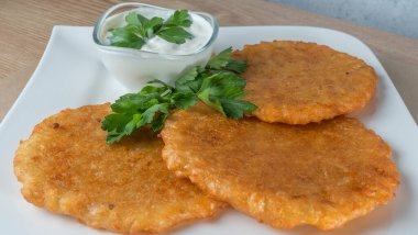 Krema soslu ve maydanozlu patatesli krep yakın plan görüntüsü. Slav mutfağı kavramları.