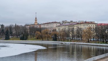 İnce buz tabakalarıyla nehrin karanlık suları. Minsk 'in merkezindeki nehirdeki ilk buz. Şehir kavramları. Metin için boşluk.