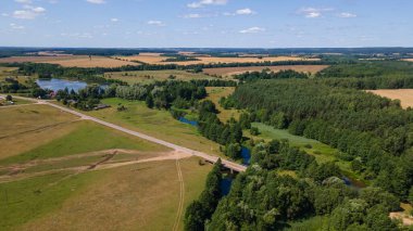 Yeşil ormanın ortasındaki köy, huzur ve sessizlik. Hasat kaldırıldı..