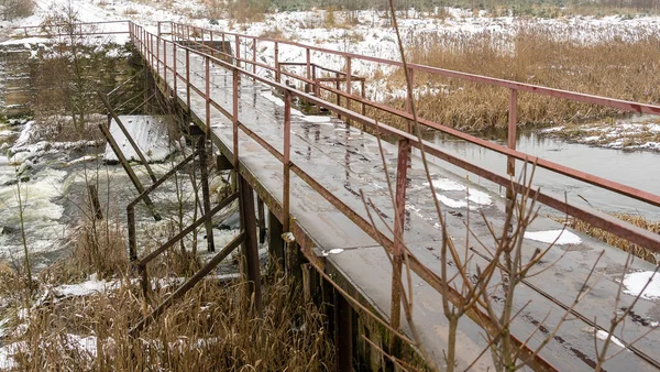 Μια Παλιά Γέφυρα Πάνω Από Ένα Μικρό Ποτάμι Πρώτο Χιόνι — Φωτογραφία Αρχείου