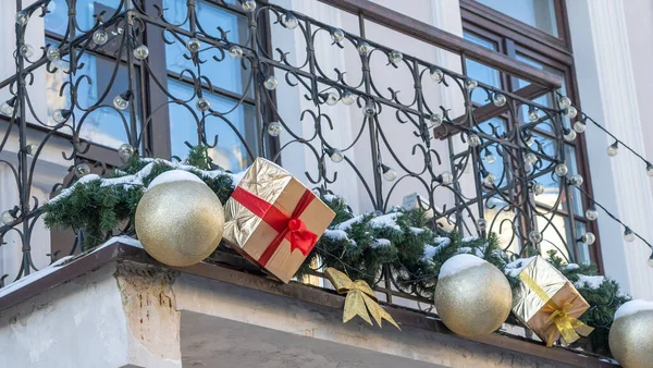 Der Balkon Des Altbaus Ist Mit Weihnachts Und Neujahrsdekor Dekoriert — Stockfoto