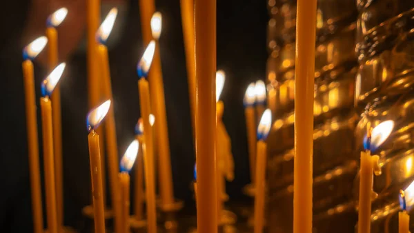 Kirchliches Kerzenlicht Kerzen Wachs Vorhanden Viele Brennen Wachskerzen Der Orthodoxen — Stockfoto