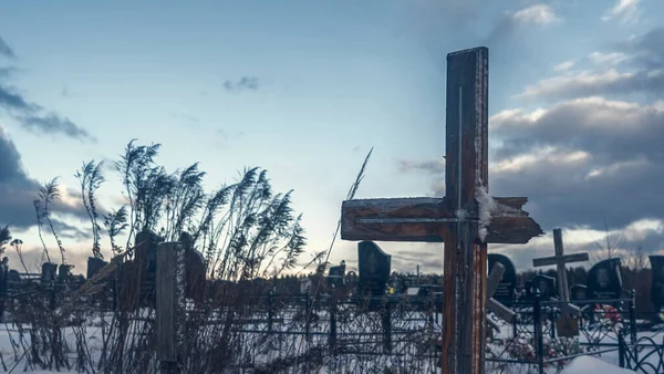 Hij Zwierf Het Kerkhof Traditionele Begraafplaats Winter Onder Sneeuw Grafsteen — Stockfoto