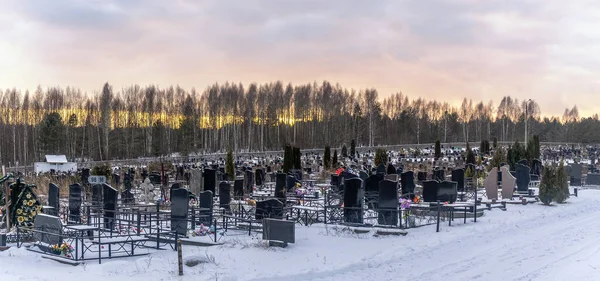 Mezarlıkta Kar Yağıyor Kışın Kar Altında Geleneksel Mezarlık Mezarlıkta Mezar — Stok fotoğraf