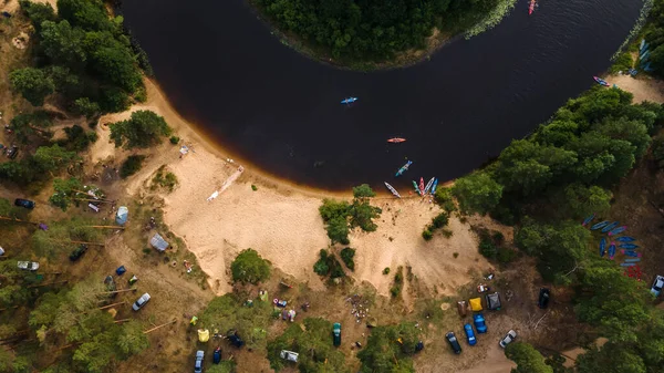 Kajaky Břehu Řeky Turistický Kajakářský Molo Turistický Kemp Řeka Rekreační — Stock fotografie