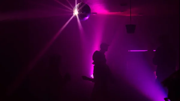 Σιλουέτα Εικόνα Των Ανθρώπων Χορεύουν Στο Νυχτερινό Κλαμπ Ντίσκο Μουσική — Φωτογραφία Αρχείου