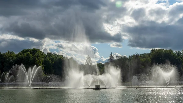 Water Fountain Top High Water Stream Fountain Cloudy Sky Fountain — Stock Photo, Image