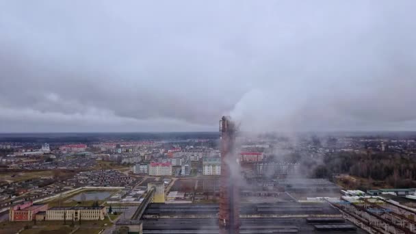 煙の白いパフを持つパイプ 劇的な空に対して白い煙と都市ガスボイラーの家のパイプ 空中展望 生態学的問題 — ストック動画