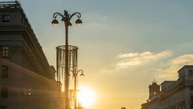 Şehrin tarihi merkezinde gün batımında binaların siluetlerini ve sokak ışıklarının panoramik görüntüsü. Kentsel kavramlar.