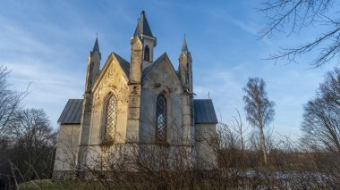 Günbatımı gökyüzü arka planında Neo-Gotik tarzı şapel. Dini kavramlar. Metin için boşluk.