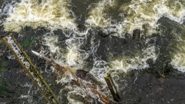 Soğuk bir nehirde kaynar su. Soyut arkaplan. Mesaj için yer var. Doğa kavramları.