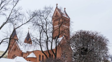 St. Simon Katolik Kilisesi ve St. Helena, Kızıl Kilise, Minsk 'teki Independence Meydanı' nda kışın. Tapma ve miras kavramları.