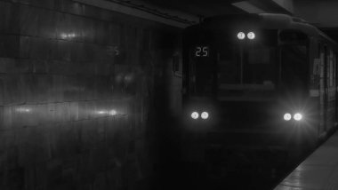 Siyah beyaz fotoğraf. Yeraltı treni hareket ediyor. Metro treninin istasyona varışı. Trafik sıkışıklığı olmayan şehir. Toplu taşıma kavramı.