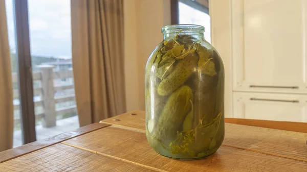 Erjesztett Zöldségek Üvegedény Házi Készítésű Savanyú Ronda Uborkával Asztalon Egy — Stock Fotó