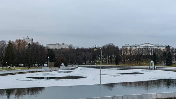 Tmavé Vody Řeky Tenkými Ledovými Pláty První Led Řece Centru — Stock fotografie