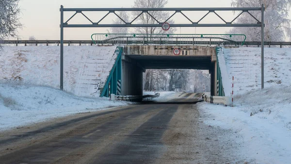 空旷街道的室外风景穿过高速公路下的小隧道和被雪覆盖的农田 案文的篇幅 — 图库照片