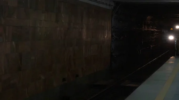 Tren Subterráneo Movimiento Llegada Del Metro Estación Ciudad Sin Atascos —  Fotos de Stock