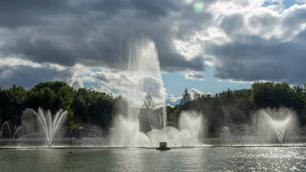 Wasser Aus Dem Brunnen Die Spitze Des Springbrunnens Hinter Dem — Stockfoto