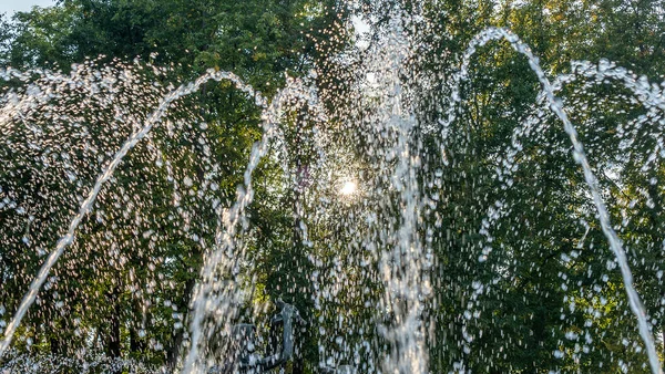 Разбрызгивание Воды Фонтане Городском Городском Городском Парке Водные Струи Абстрактное — стоковое фото
