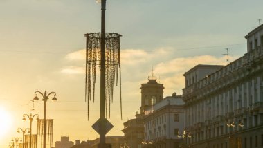 Şehrin tarihi merkezinde gün batımında binaların siluetlerini ve sokak ışıklarının panoramik görüntüsü. Kentsel kavramlar.