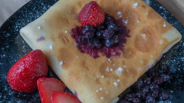 Böğürtlenli ve siyah plakalı klasik Amerikan gözlemesi. Yaban mersinli ve çilekli krep manzarası. Tatlı yemek geçmişi.