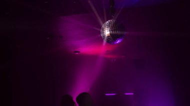 Disko topuyla parti atmosferi. Disko topundan yansıyan ışık demetleri.