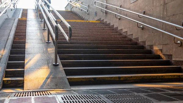 Escalera Paso Subterráneo Escalera Libertad Los Rayos Del Sol Las —  Fotos de Stock