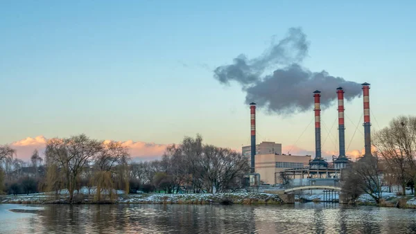 Fumar Chaminés Uma Fábrica Poder Térmica Contra Céu Nublado Inverno — Fotografia de Stock