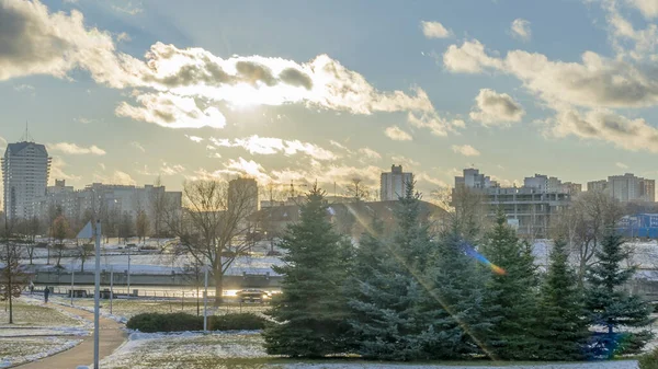 Eerste Sneeuw Bedekt Woonwijk Stad Zonneschijn Lucht Met Bewolking Achtergrond — Stockfoto