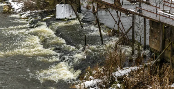 歩道橋の下の冬の川で水を沸かす 抽象的な背景 テキスト用のスペース 自然概念 — ストック写真