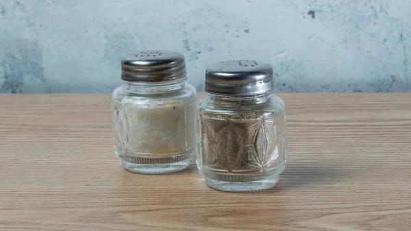 Modernos Moinhos Sal Pimenta Clássica Sobre Mesa Textura Madeira Salt — Fotografia de Stock