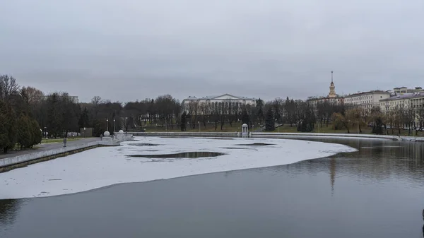 氷の薄いプレートと川の暗い水 ミンスクの中心部の川の最初の氷 都市概念 テキストのスペース — ストック写真