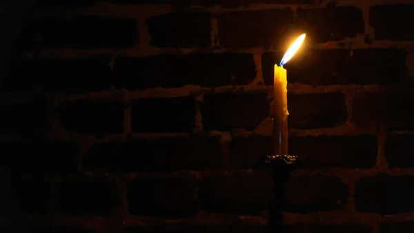 Пламя Свечи Крупным Пламенем Темном Фоне Растаявшие Восковые Свечи Легкий — стоковое фото