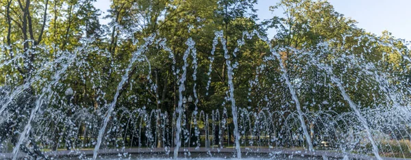 Spritzwasser Brunnen Öffentlichen Stadtpark Der Sommerstadt Wasserstrahlen Abstrahieren Das Bild — Stockfoto
