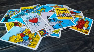 Tahta arka planda tarot kartları. Mistik ve kehanet kavramı. Metin için boşluk.