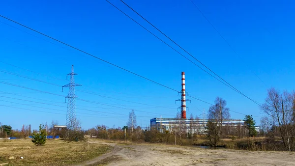 Chaminé Estação Energia Térmica Fios Elétricos Fundo Clássico Céu Azul — Fotografia de Stock